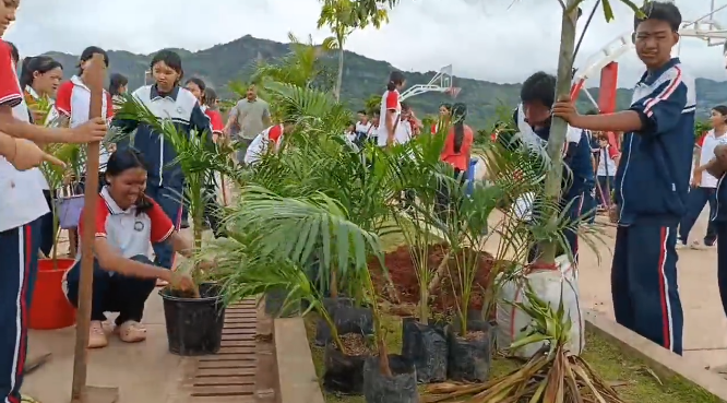 果敢县东山区新民中小学师生栽植花木