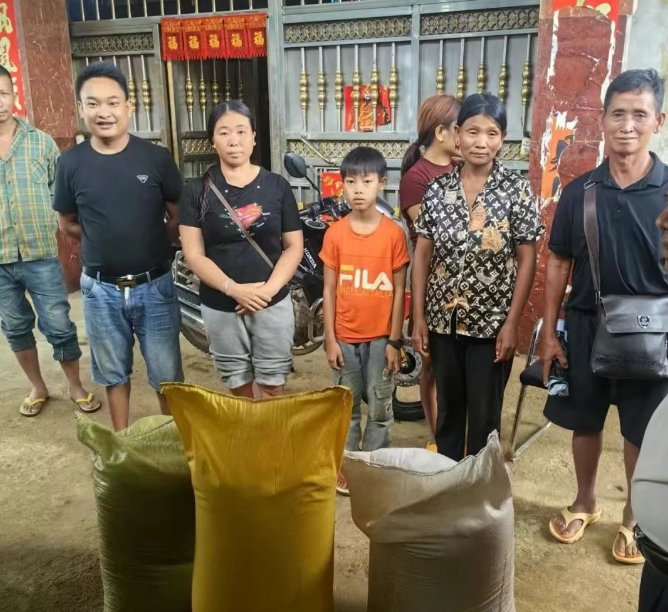 老街市各区政府暖心慰问洪灾受灾户