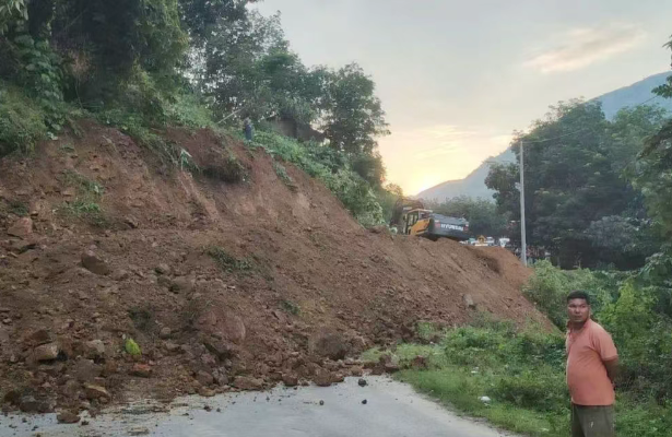 木邦县户里-纳底公路发生塌方阻交通 当地政府迅速抢修保畅通
