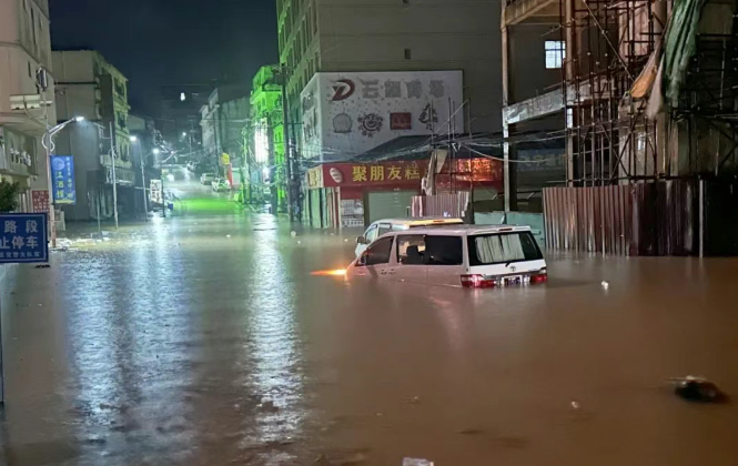 老街市城区遭遇暴雨引发严重内涝灾害 相关部门迅速采取救援措施