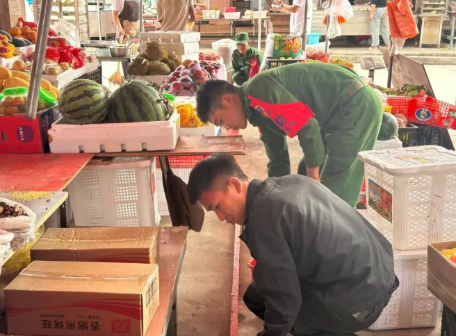 老街市政综合执法科开展农贸市场摊位“红线定位”整改 规范营商环境