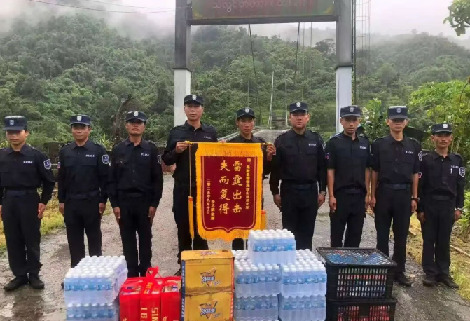 果敢县警方雷霆出击4小时追回被盗车辆，车主赠旗致谢