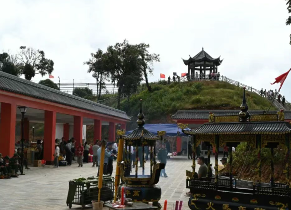 果敢“诸葛炮楼”重修竣工 特区军政领导参加诸葛武侯圣像开光盛典